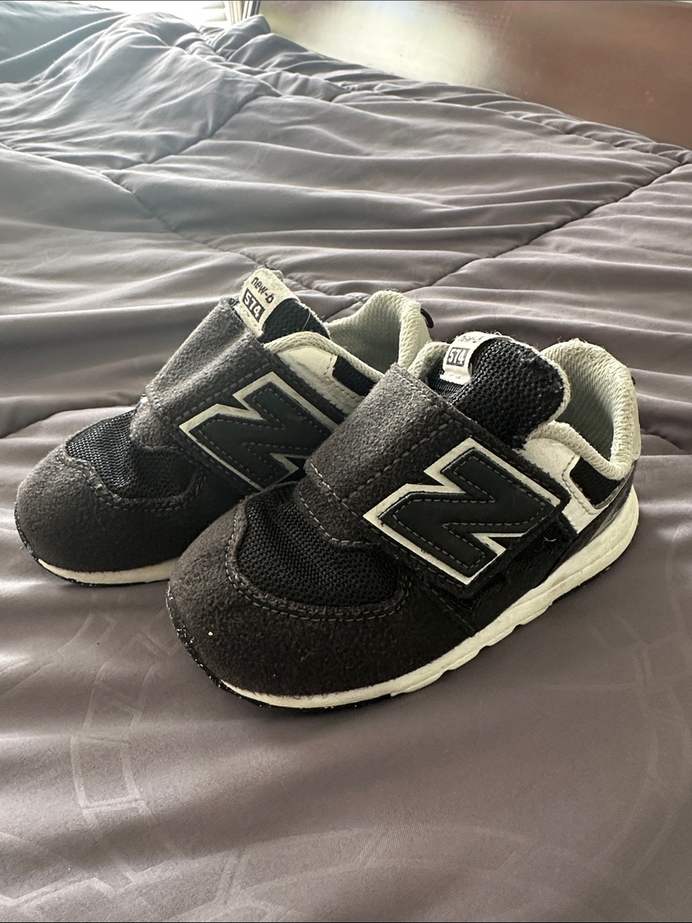New Balance Kids Black and White Hook-and-Loop Sneakers. Size 8 little kids